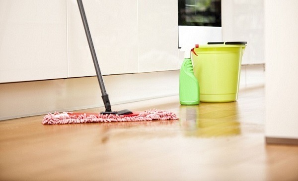 Bạn cần phải chuẩn bị đầy đủ dụng cụ, hóa chất làm sạch sàn